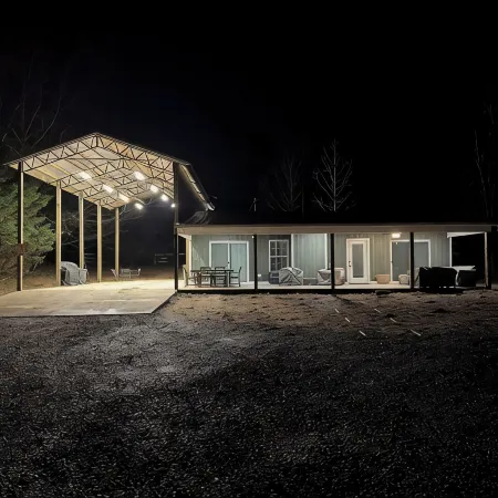 Charming 2-bed 2-bath cabin with views of Lake Guntersville from every room.