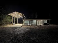 Charming 2-bed 2-bath cabin with views of Lake Guntersville from every room. - Family