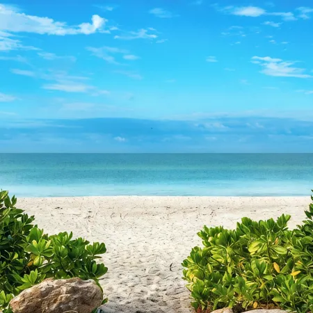 Charming 1-bedroom, Beachfront condo in fabulous Longboat Key steps to the beach
