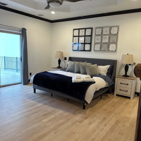 Modern Chic Loft in Downtown Shawnee KS Walking Distance to Local Attractions
