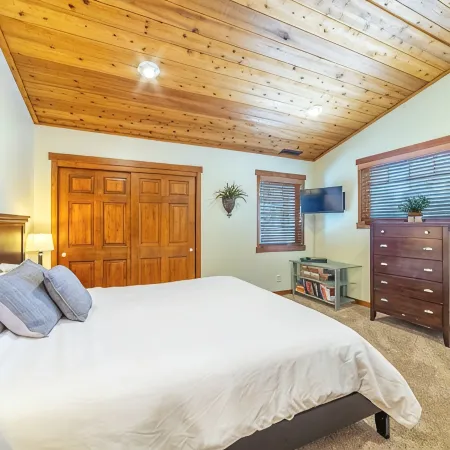 Luxurious condo with private hot tub, steps from the village and adventure!