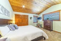 Luxurious condo with private hot tub, steps from the village and adventure! - 4 tähden