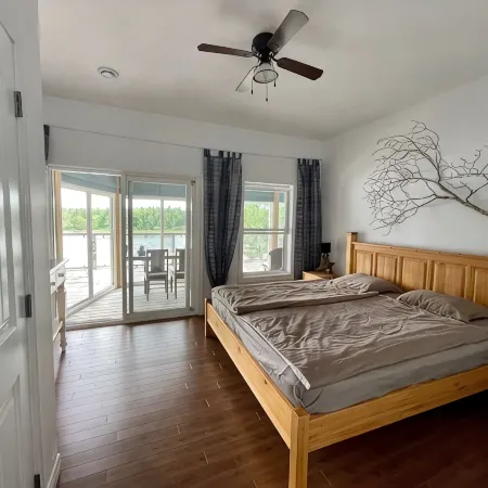Blue Lodge with cozy winter garden and direct lake access