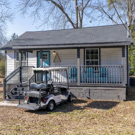 Brothers bond 3bed 2bath, short walk to the square