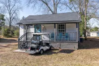 Brothers bond 3bed 2bath, short walk to the square