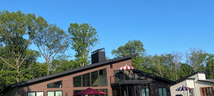 Stunning lake front new construction home in the heart of drowning creek. Ξενοδοχεία στην πόλη Delaware County