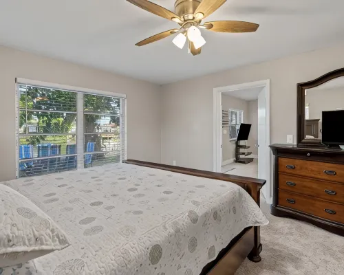 Remodeled Lake Front Pool Home! Sleeps 13! Bring dogs and kids! Hotels in Holiday