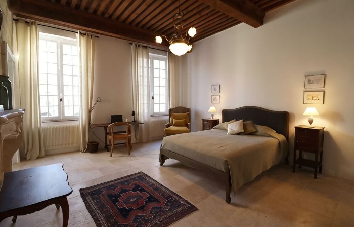 Magnificent apartment on Place aux Herbes- 16th century building