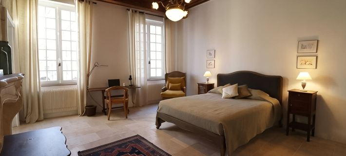 Magnificent apartment on Place aux Herbes- 16th century building Hotels in Uzes
