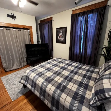 Clifton Scenic Lodge 3BR 2BA: Private Hot Tub, Spacious Patio, Offstreet Parking