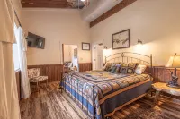 Renovated Barn Home on Private Estate • Near Skiing & Scenic Views - 4 stjerner