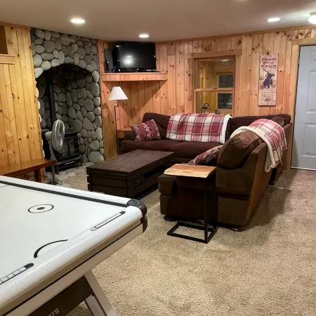 Gorgeous Ski Chalet with Game Room & Hot Tub on Okemo Mt. under 1 mile to base!