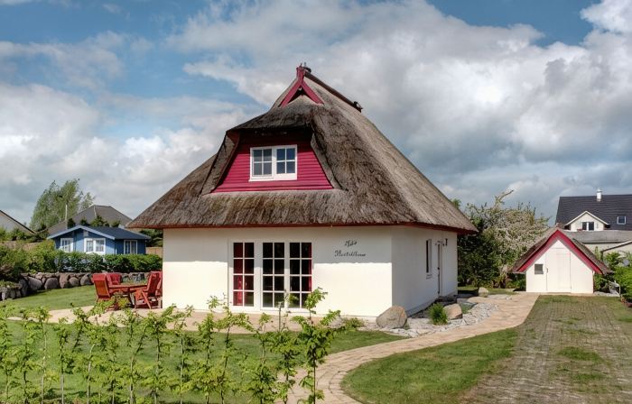 Enchanting thatched house idyllically situated on the Achterwasser, child-friendly