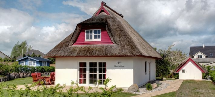 Enchanting thatched house idyllically situated on the Achterwasser, child-friendly Hotels in Zinnowitz