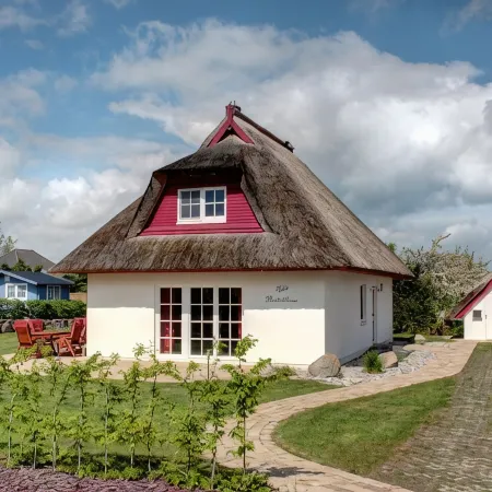 Enchanting thatched house idyllically situated on the Achterwasser, child-friendly