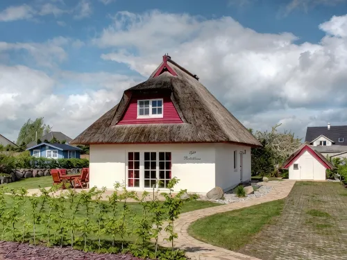 Enchanting thatched house idyllically situated on the Achterwasser, child-friendly