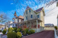 Beautiful Spacious Beach Home, Private Deck & Grill, 5-min to Beach w/ Badges - 4-Star