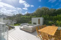 Stunning 5 Bedroom Holiday Home, with Amazing Sea Views, Garden and Parking - balcony