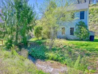 Peaceful downtown Sylva home, 3BR, porch, creek, Wifi Hotels in Sylva