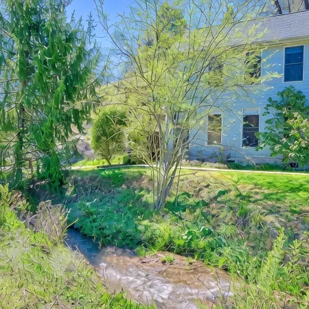Peaceful downtown Sylva home, 3BR, porch, creek, Wifi Отели в г. Сильва