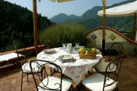 La Vigna - comfortable loft with outdoor hot tub surrounded by lemon gardens