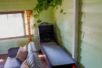 Fun cottage w/VIEW, minutes to downtown Eureka Springs, Beaver Lake, White River - 4 tähden