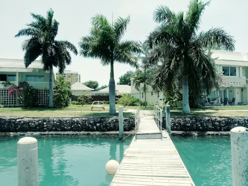 24 gated security studio apartment,  Seawind on the bay Freeport Mobay - 2성급