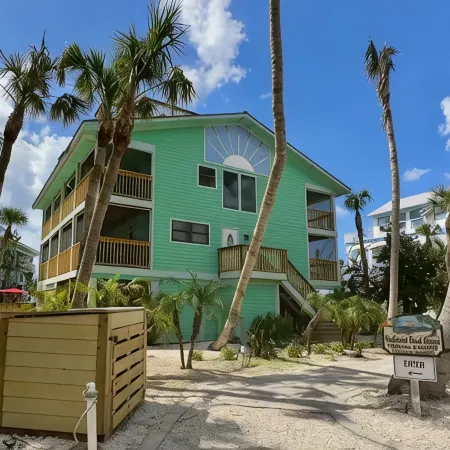 Private Beach Access Steps Away,  Pool, Outdoor Bar, 2 Golf Carts, 360 Views. Hotele w: Captiva