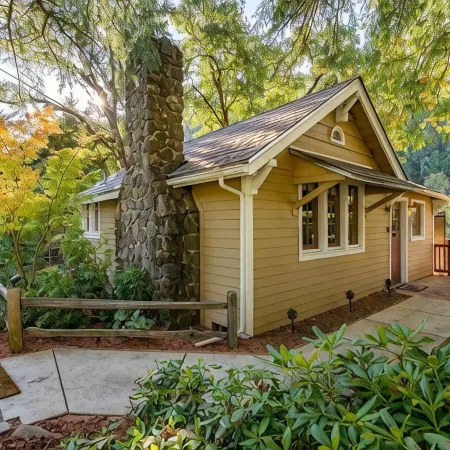 Romantic & private cabin on Rogue River, 1 hr from Crater Lake