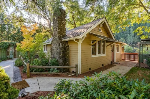 Romantic & private cabin on Rogue River, 1 hr from Crater Lake