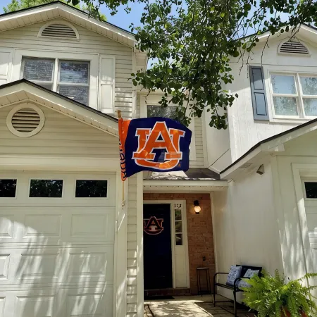 JET'S HANGAR:  WALKABLE, PET-FRIENDLY, RENOVATED Game Day Townhome!