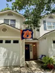 JET'S HANGAR:  WALKABLE, PET-FRIENDLY, RENOVATED Game Day Townhome!