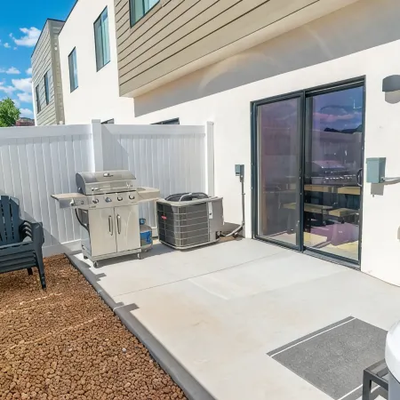 New townhome. Private hot tub! 30 minutes to Zions. EV Charger plug
