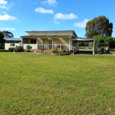 Aggies is a 2 bedroom cottage in a semi rural part of Goolwa. Close to the river