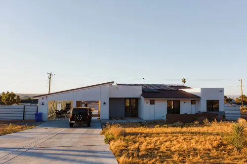 Charming Joshua Tree villa, Pool,Spa, Arcade-Game-Theatre Room, Mins to JT park!