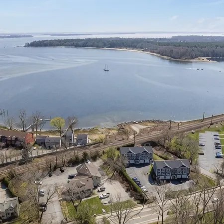 Serene Waterfront 2-Bedroom Townhome Steps from Main Street – East Greenwich Отели в г. Уорик