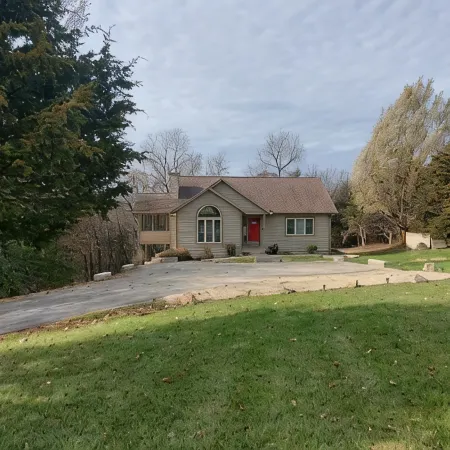 Rustic with a modern twist 3 bdr/3.5 bath chalet