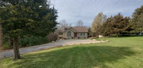 Rustic with a modern twist 3 bdr/3.5 bath chalet