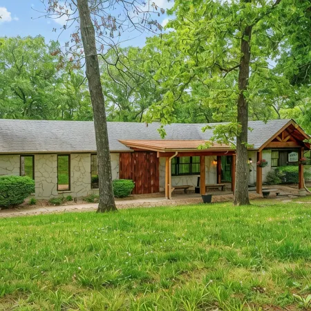 Private Pickleball Court, Sauna, Hot Tub, Heart of Branson, Sleeps 13!