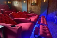 Private Waterfront Spa Retreat + Movie Theater - Hytter