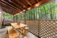 Beautiful Renovations, Hot Tub, Huge King Beds, Amenity Packed - Chalets