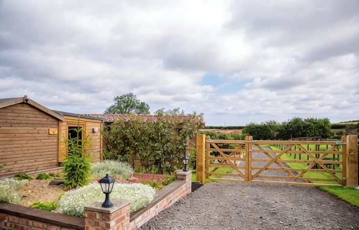 New Cosy Lodge - Self Contained In Rural Location
