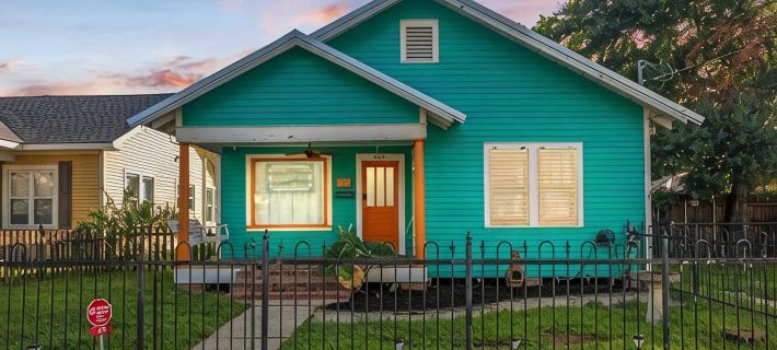 Neon Moon ...Spacious 5-bedroom house steps from Campus and Downtown Lafayette Ξενοδοχεία στην πόλη Lafayette
