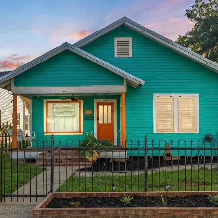 Neon Moon ...Spacious 5-bedroom house steps from Campus and Downtown Lafayette