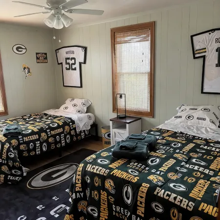 Walk to Lambeau! - Bart Starr 3 Bedroom House Near Marquette Park, Sleeps 10