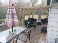 Geneva on the Lake HOT SPOT, 3 bedrooms/ w loft,2 bath ,sleeps 8-10. Huge deck . - Wi-Fi