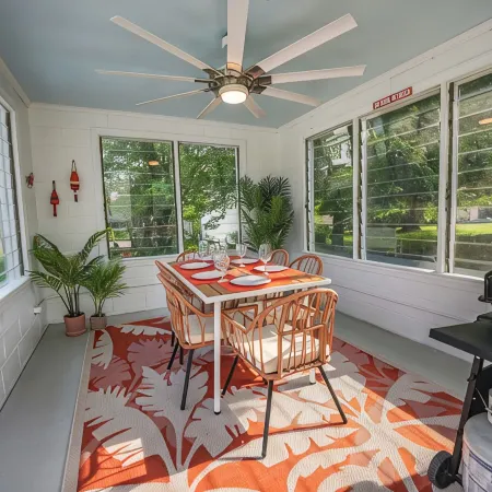 Crab Shack in Town-Walk to beach and restaurants-Sleeps 6