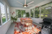 Crab Shack in Town-Walk to beach and restaurants-Sleeps 6