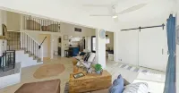 2-bedroom house on Strawberry Lake in Pinckney, MI with hot tub, WiFi. - 民泊