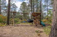 Log Hill Lodge-BEST VIEWS, Hot tub, Close to town+Wolf Creek, privately owned